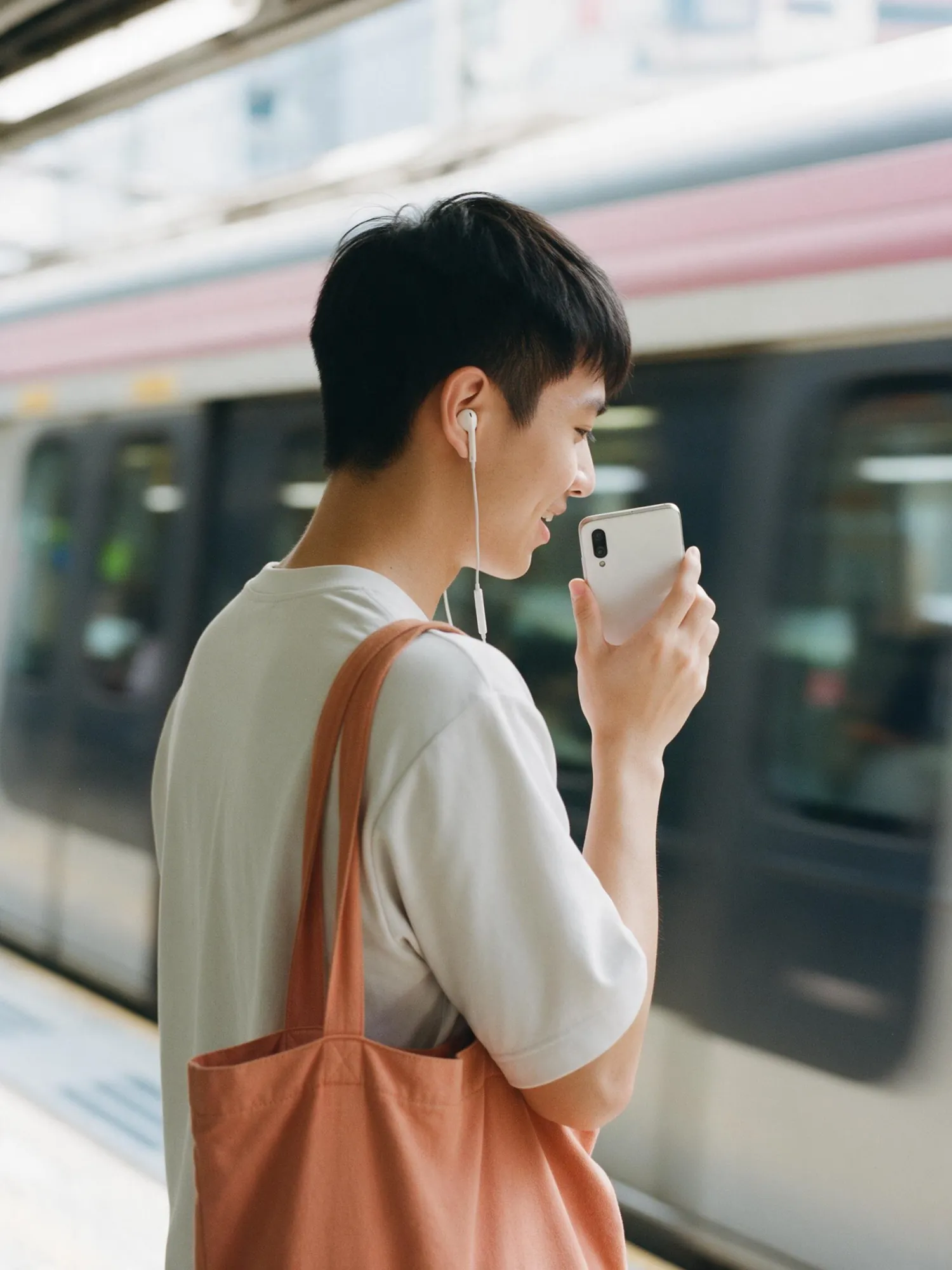 港鐵月台上,大學生對住手機講 voice message